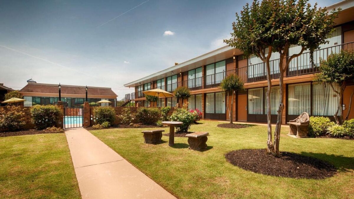 grassy lawn at Best Western pet-friendly hotel in Greenville South Carolina