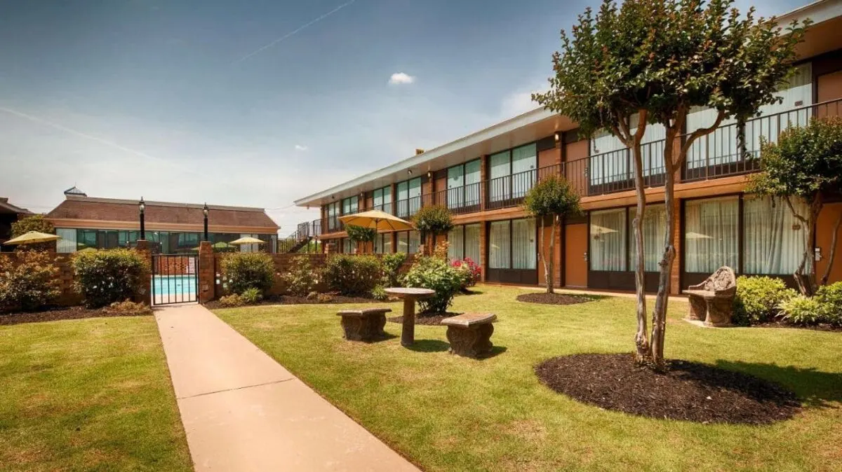grassy lawn at Best Western pet-friendly hotel in Greenville South Carolina